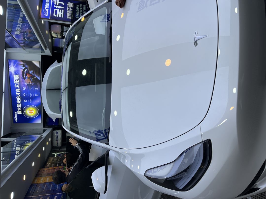 特斯拉MODELY装贴睿耀系列太阳膜（非吸热型5G膜）70				/稀拓系列太阳膜35