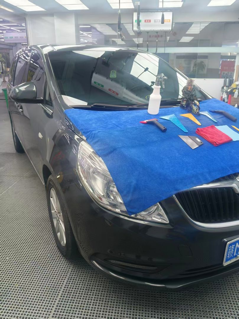 别克GL8装贴稀拓系列太阳膜35/稀拓系列太阳膜75